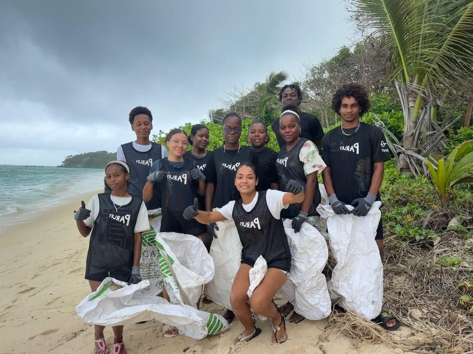 Membres du club Care and Co-Exist participant à une opération de nettoyage organisée par Parley Seychelles