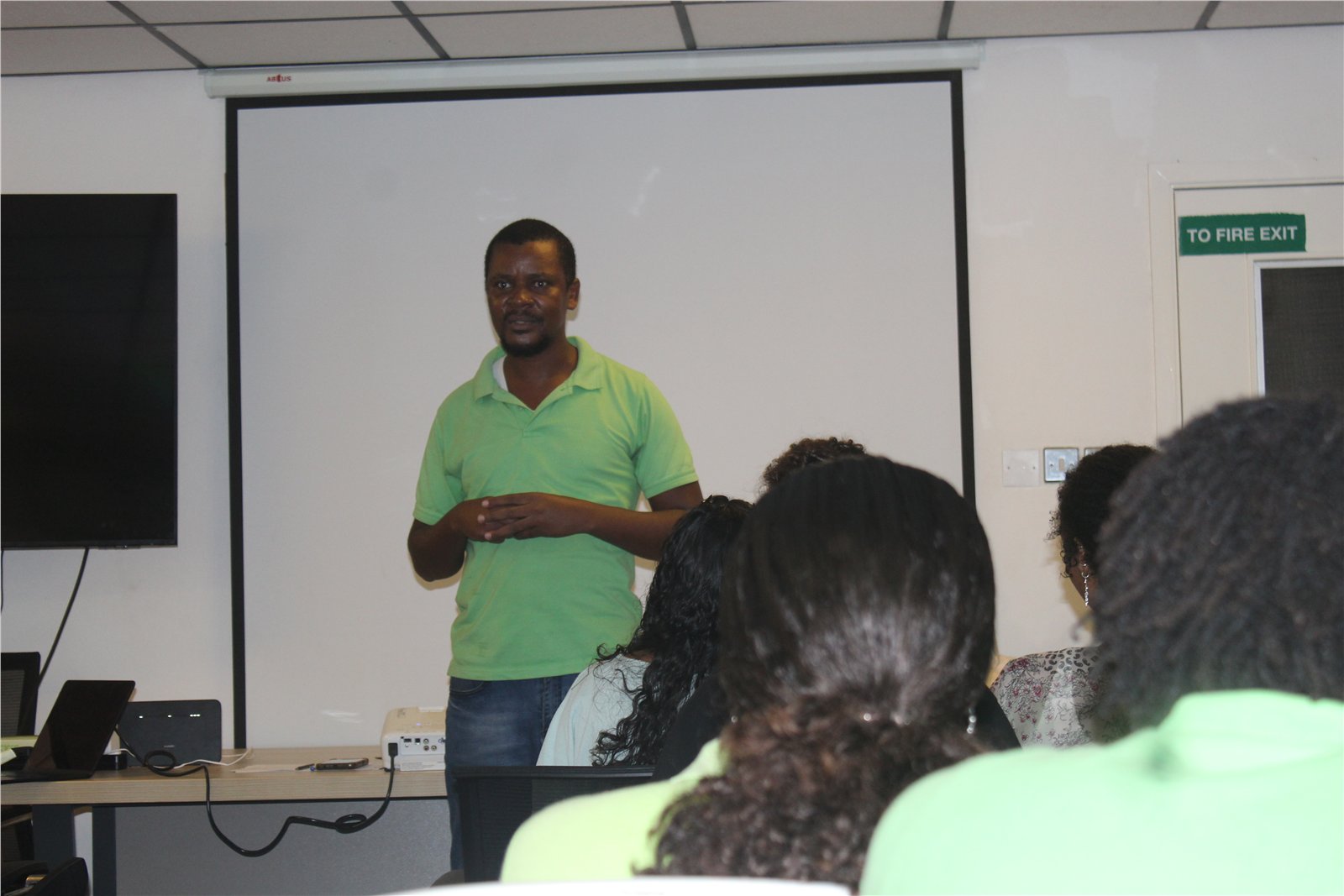 Speaker addressing students from SIAH and the University of Seychelles with GreenTraINT partners